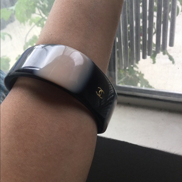CHANEL Vintage thick resin bangle - Picture 6 of 6